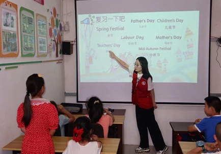 太阳成集团tyc33455cc暑期“三下乡”开展趣味英语和财商课堂活动_fororder_图片1