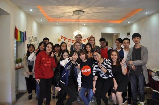 图为办公室成员与职工合影留恋